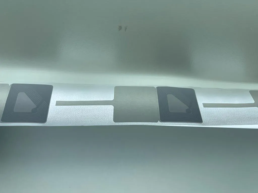 Etiqueta Adesiva para Jóias 3x3cm Rolo c/ 1.000 un RF 8,2 mhz - Imagem 4